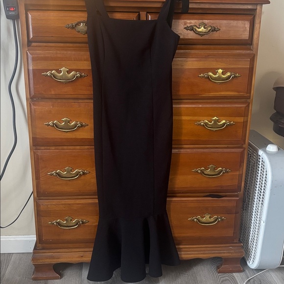 Veni Vidivici Elegant Black Dress With Adjustable Bow Straps - Picture 6 of 10